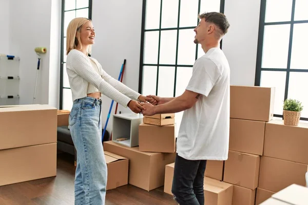 Junges Kaukasisches Paar Lächelt Glücklich Tanzend Neuen Zuhause — Stockfoto