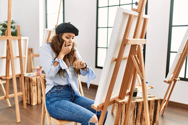 Jonge Latijns Amerikaanse Kunstenares Schildert Doek Kunststudio Kijkend Naar Horlogetijd — Stockfoto