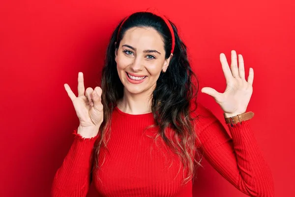 Jonge Latijns Amerikaanse Vrouw Draagt Casual Kleding Tonen Wijzen Met — Stockfoto