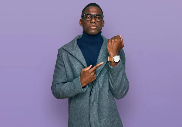 Genç Afro Amerikan Adam Kıyafetleri Gözlük Takıyor Aceleyle Saati Gösteriyor — Stok fotoğraf