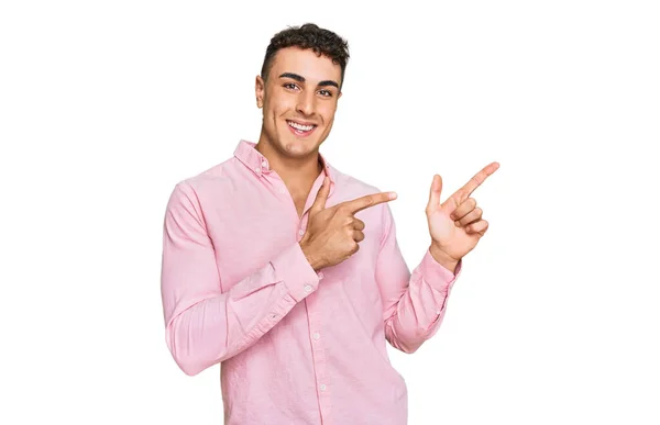 Der Hispanische Junge Mann Lässiger Kleidung Lächelt Die Kamera Und — Stockfoto