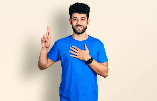 Jovem Árabe Com Barba Vestindo Camisa Azul Casual Sorrindo Jurando — Fotografia de Stock