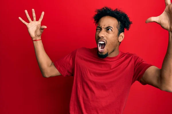 Ung Afrikansk Amerikansk Man Med Skägg Avslappnad Röd Shirt Galen — Stockfoto