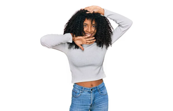 Mladá Afroameričanka Neformálním Oblečení Vesele Usmívající Jak Hraje Vystrčenýma Rukama — Stock fotografie