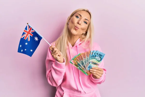 Νεαρή Ξανθιά Γυναίκα Που Κρατάει Αυστραλιανή Σημαία Και Δολάρια Κοιτώντας — Φωτογραφία Αρχείου