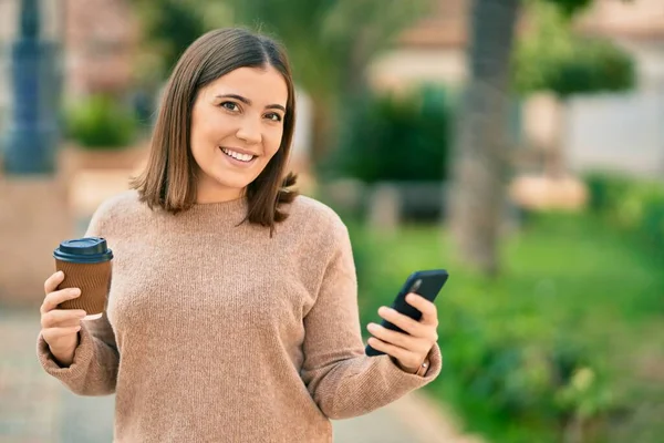 Genç Spanyol Kadın Akıllı Telefon Kullanıyor Parkta Kahve Içiyor — Stok fotoğraf