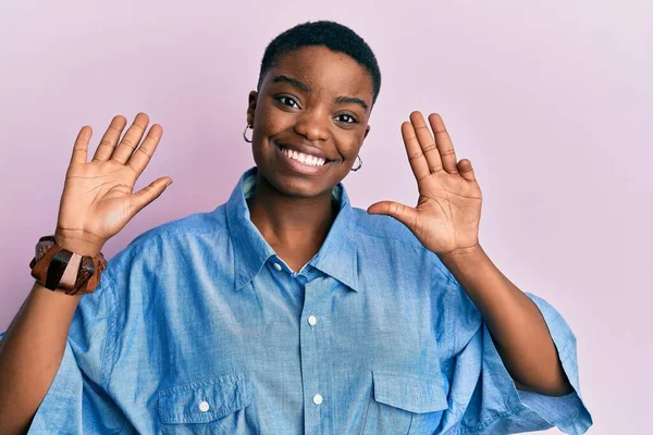 Genç Afro Amerikalı Kadın Günlük Giysiler Giyip Dokuz Numaralı Parmaklarıyla — Stok fotoğraf