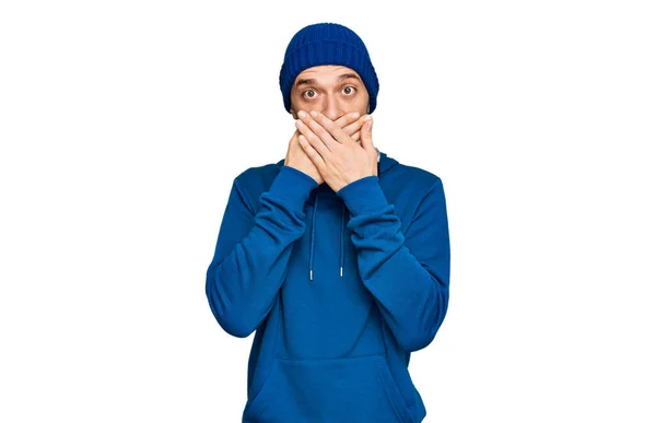 Latynoski Młodzieniec Bluzie Wełnianym Kapeluszu Zaszokowany Zakryciem Ust Rękami Przez — Zdjęcie stockowe