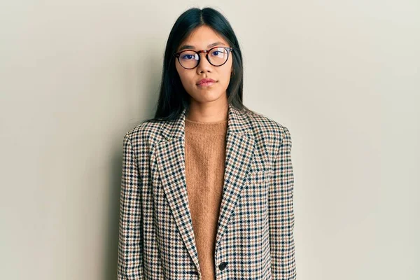 Joven Mujer China Con Estilo Negocios Gafas Relajadas Con Expresión —  Fotos de Stock