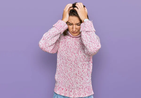스웨터 코카서스 소녀는 편두통때문에 극도의 두통으로 고생하고 스트레스를 받았다 머리에 — 스톡 사진