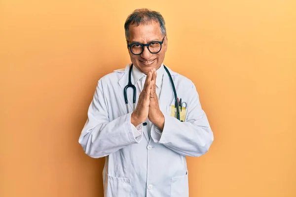 Індійський Чоловік Середнього Віку Пальто Лікаря Стетоскоп Молиться Руками Просячи — стокове фото