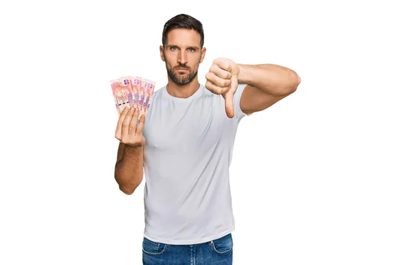 Hombre Guapo Con Barba Sosteniendo Billetes Sudafricanos Rand Con Cara —  Fotos de Stock