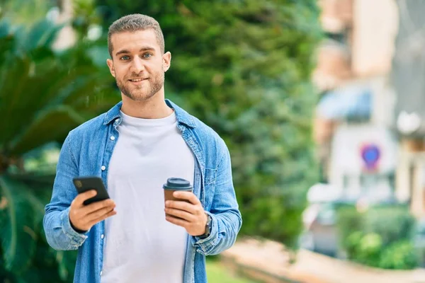 Joven Hombre Caucásico Usando Smartphone Bebiendo Café Parque —  Fotos de Stock