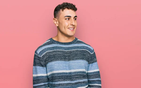 Hispanischer Junger Mann Lässiger Kleidung Der Mit Einem Lächeln Gesicht — Stockfoto