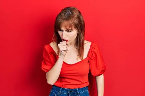 Ruiva Jovem Mulher Vestindo Casual Camiseta Vermelha Sentindo Mal Tosse — Fotografia de Stock