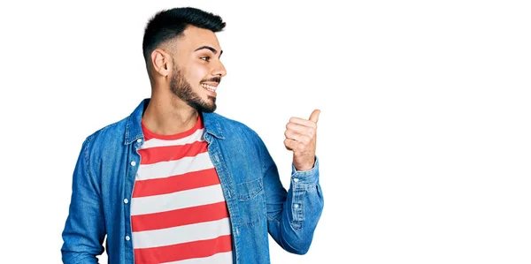 Jonge Spaanse Man Met Baard Casual Denim Jasje Glimlachend Met — Stockfoto