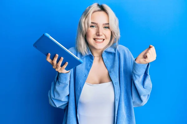Junge Blonde Mädchen Mit Touchpad Gerät Schreit Stolz Feiert Sieg — Stockfoto