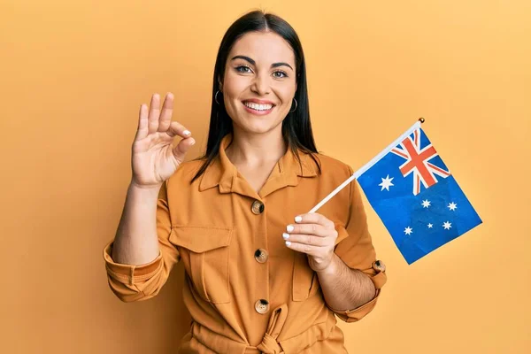 Jovem Morena Segurando Bandeira Australiana Fazendo Sinal Com Dedos Sorrindo — Fotografia de Stock