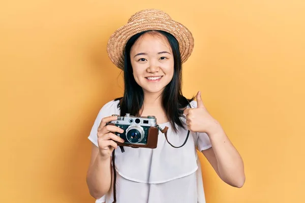 Jong Chinees Meisje Dragen Zomer Hoed Met Vintage Camera Glimlachen — Stockfoto