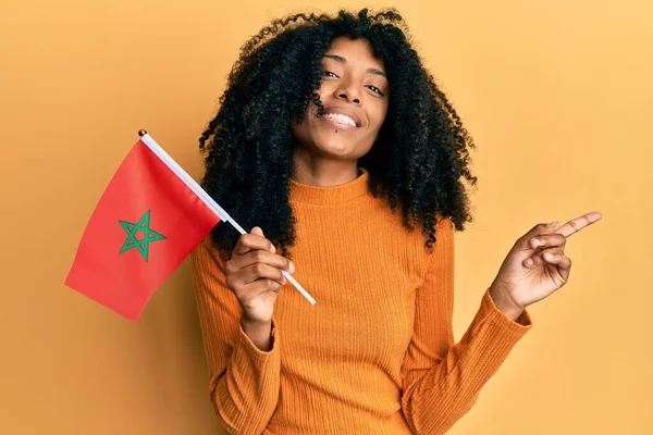 Donna Afroamericana Con Capelli Afro Tenendo Bandiera Marocco Sorridente Felice — Foto Stock