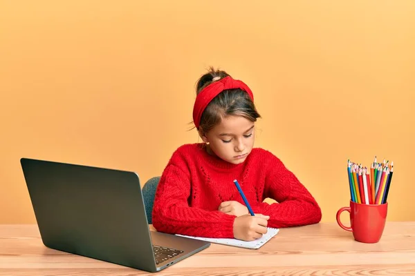 Kleines Schönes Mädchen Das Mit Einem Computer Laptop Lernt Entspannt — Stockfoto