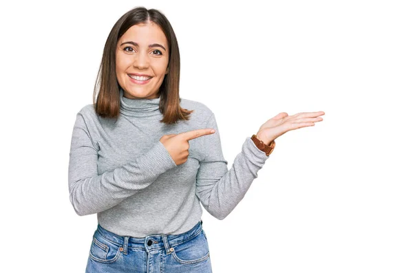 Jovem Mulher Bonita Vestindo Camisola Gola Alta Casual Espantado Sorrindo — Fotografia de Stock