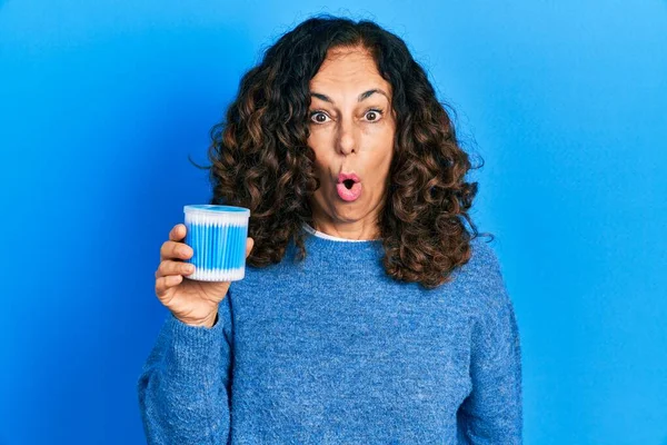 Hispanische Frau Mittleren Alters Mit Ohrenschmalz Baumwollentferner Erschrocken Und Erstaunt — Stockfoto