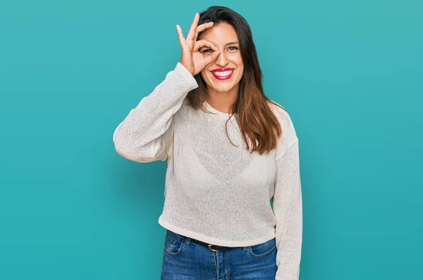 Schöne Hispanische Frau Lässigem Pullover Tut Geste Mit Der Hand — Stockfoto