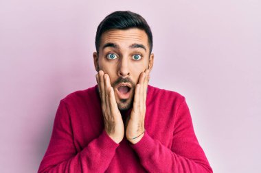 Günlük kıyafetler giyen genç İspanyol adam korkmuş ve şok olmuş, şaşırmış ve şaşırmış bir yüz ifadesi takınmıştı. 