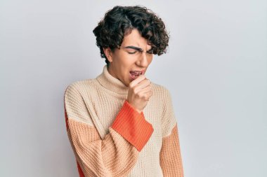 Günlük kazak giyen İspanyol genç adam kendini iyi hissetmiyor ve soğuk algınlığı veya bronşitin belirtisi olarak öksürüyor. sağlık hizmeti kavramı. 