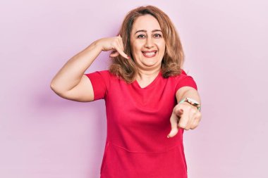 Orta yaşlı, günlük kıyafetler giyen, gülümseyen beyaz bir kadın telefonla konuşuyor ve seni işaret ediyor. Ara beni.. 