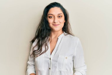 Gündelik kıyafetler giyen, komik yüzlü, yanak şişiren güzel bir orta doğulu kadın. Havayla şişmiş ağız, çılgın bir ifade.. 