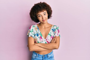 Yaz stili gülen yüzlü, kollarını kavuşturup kameraya bakan İspanyol bir kız. pozitif kişi. 