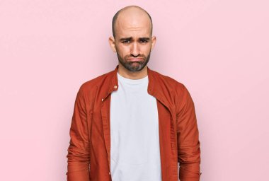 Günlük giysiler giyen genç İspanyol bir adam depresyonda ve sıkıntıdan endişe ediyor, kızgın ve korkmuş bir şekilde ağlıyor. hüzünlü ifade. 