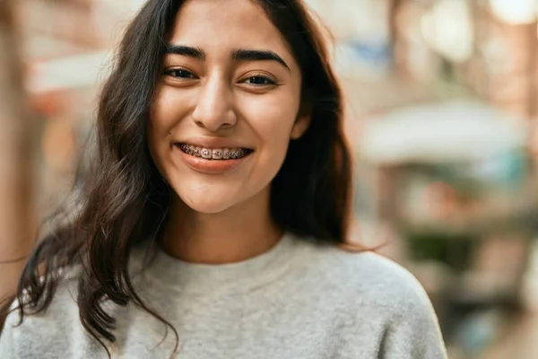 Jovem Menina Oriente Médio Sorrindo Feliz Cidade — Fotografia de Stock