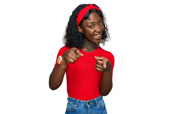 Hermosa Mujer Joven Africana Con Ropa Casual Señalando Los Dedos —  Fotos de Stock