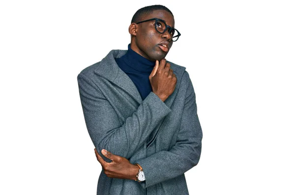 年轻的非洲裔美国人 身穿商务服装 戴着眼镜 为一个问题忧心忡忡 手托着下巴忧心忡忡 — 图库照片