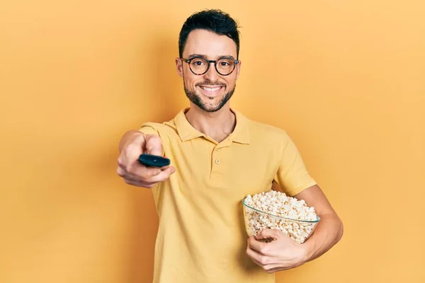 Ung Latinamerikansk Man Äter Popcorn Med Hjälp Kontroll Leende Med — Stockfoto