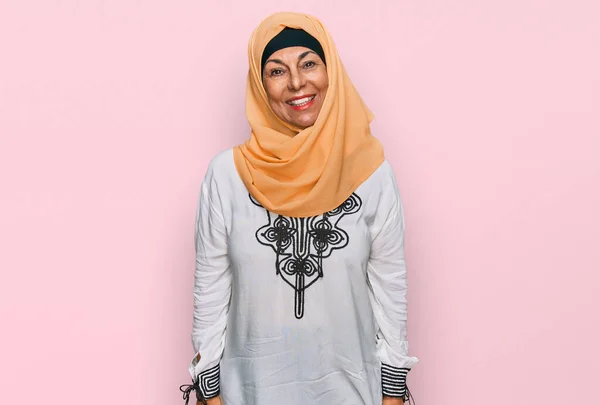 中世のパニック女性は 伝統的なイスラムヒジャーブスカーフを身に着けていますポジティブで幸せな立っていると歯を示す自信を持って笑顔で笑顔 — ストック写真