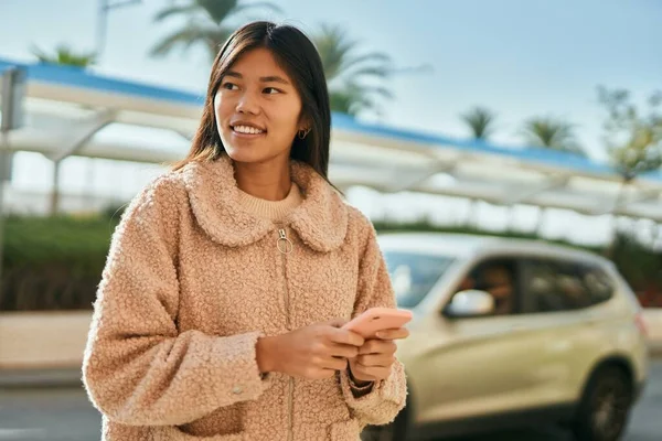 Jovem Mulher Asiática Sorrindo Feliz Usando Smartphone Cidade — Fotografia de Stock