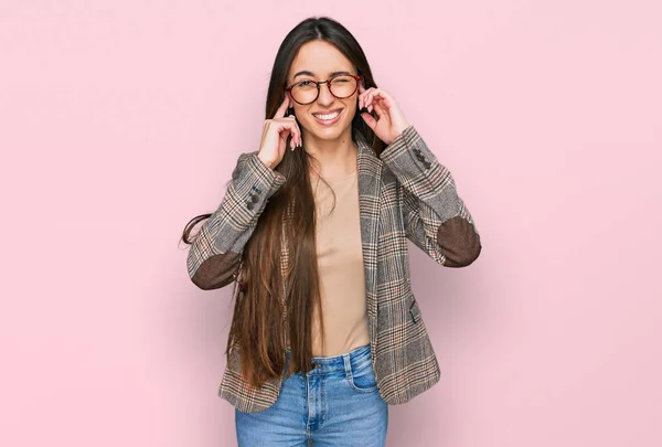 Junges Hispanisches Mädchen Businesskleidung Und Brille Die Ohren Mit Fingern — Stockfoto