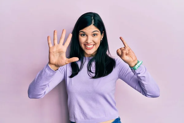Молода Іспаномовна Жінка Повсякденному Одязі Показуючи Вказуючи Пальцями Номер Шість — стокове фото