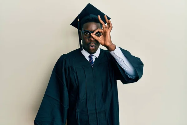 Mezuniyet Şapkası Tören Cübbesi Giyen Yakışıklı Siyahi Adam Şaşırmış Yüz — Stok fotoğraf