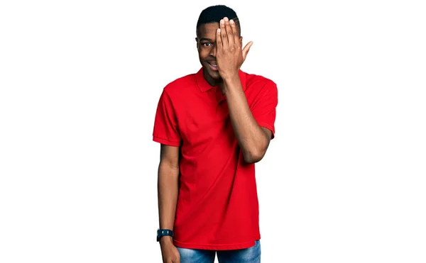 Jeune Homme Afro Américain Portant Shirt Rouge Décontracté Couvrant Oeil — Photo