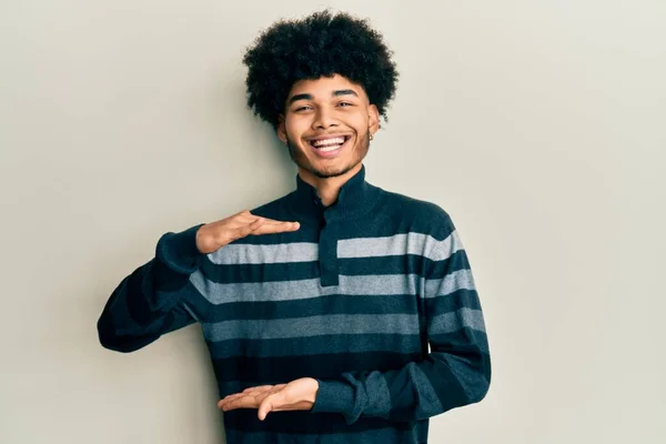 Junger Afrikanisch Amerikanischer Mann Mit Afro Haaren Lässig Gekleidet Gestikulierend — Stockfoto