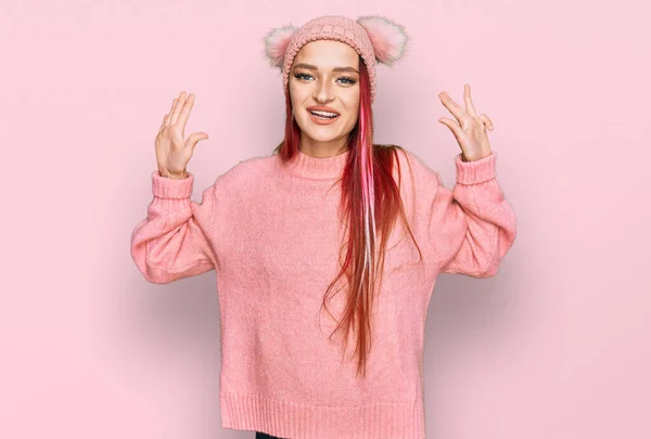 Jeune Femme Caucasienne Portant Des Vêtements Décontractés Bonnet Laine Montrant — Photo