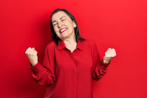 Mujer Hispana Mediana Edad Vistiendo Ropa Casual Muy Feliz Emocionada — Foto de Stock