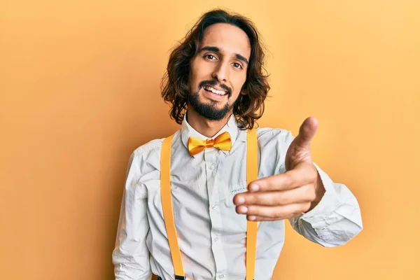 Jonge Spaanse Man Draagt Hipster Elegante Look Lachend Vriendelijk Aanbieden — Stockfoto