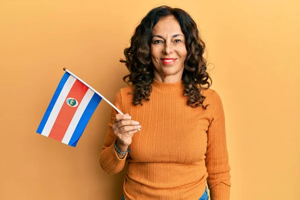Středověká Hispánská Žena Drží Costa Rica Vlajka Vypadá Pozitivně Šťastně — Stock fotografie