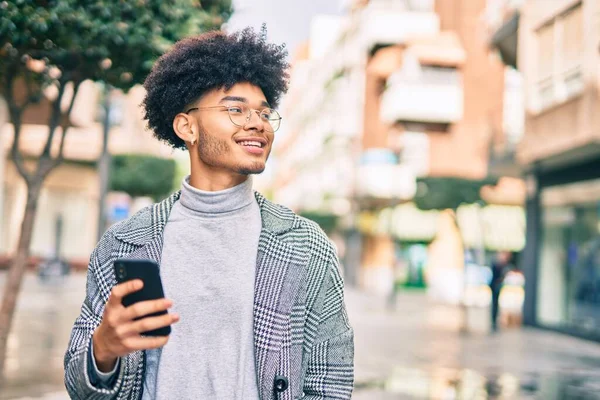 Ung Afrikansk Amerikansk Affärsman Ler Glad Med Smartphone Stan — Stockfoto